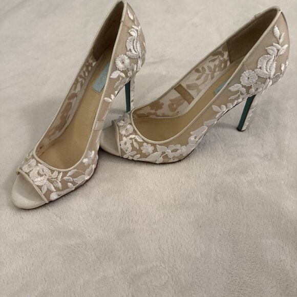 Betsey Johnson Adley Embroidered Evening Bridal Wedding Pumps Size 7.5 Ivory - Picture 3 of 16